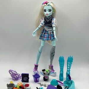 Monster High Frankie Stein G3 Doll w/ Watzie Pet & Accessories +Skulltimate case